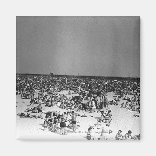 Crowded beach magnet (Front)