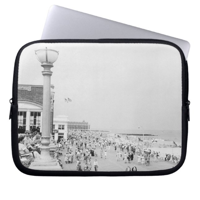 Crowds 2 laptop sleeve (Front)