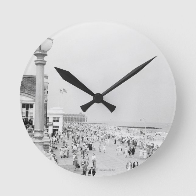 Crowds 2 round clock (Front)