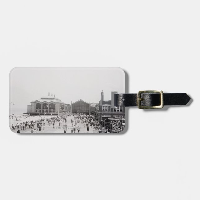 Crowds Luggage Tag (Front Horizontal)