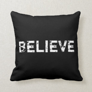 Croyez dans le coussin noir et blanc