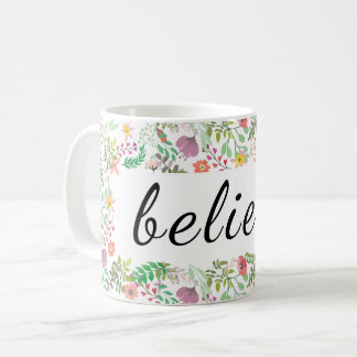 Croyez la tasse florale