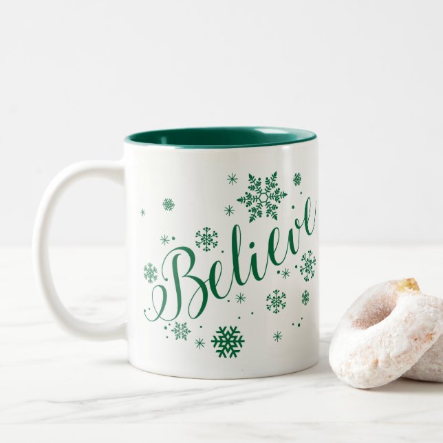 "Croyez" la tasse graphique de vacances de flocon (Avec donut)