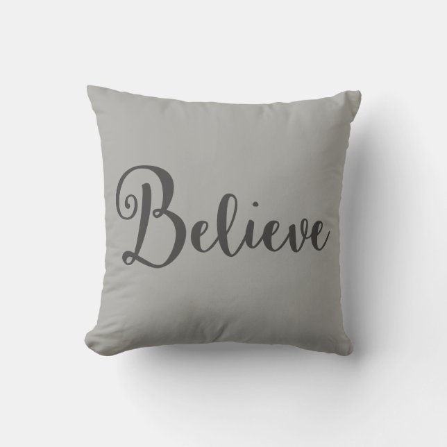 "Croyez" le texte dans gris-foncé sur le coussin (Recto)