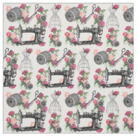 Cru cousant le tissu rose de roses