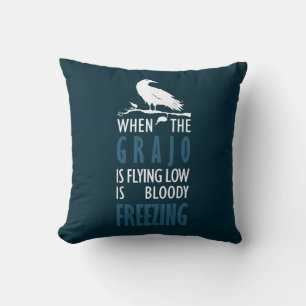 Cuando el grajo vuela bajo throw pillow