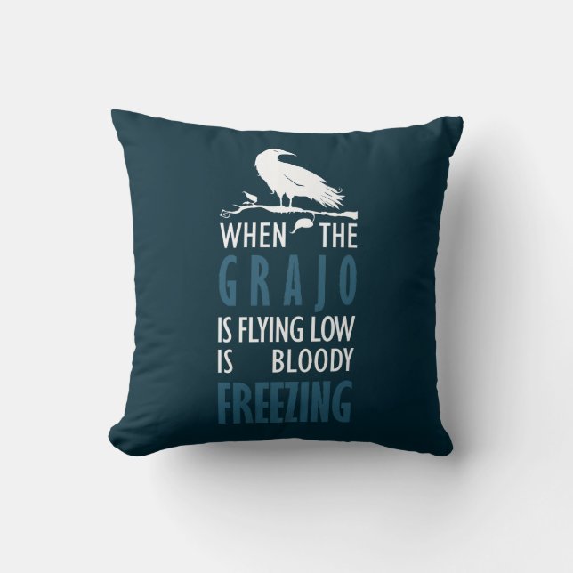 Cuando el grajo vuela bajo throw pillow (Front)