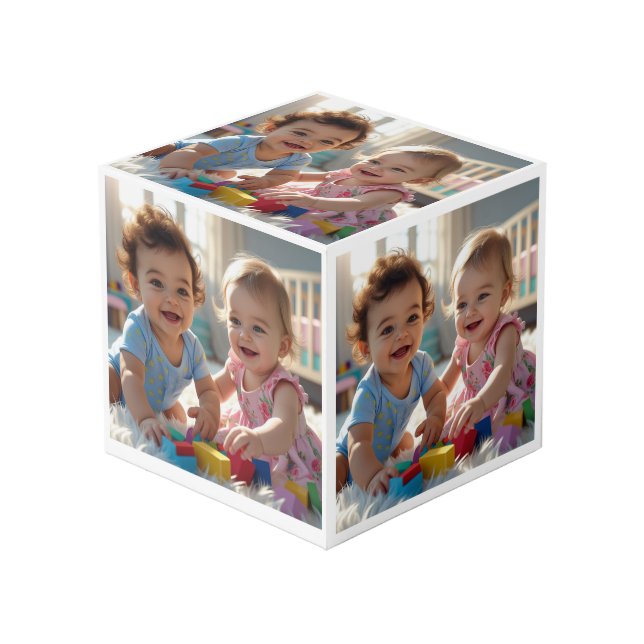 Cube Photo Bébé mignon garçon & fille Jouer dans une crèche é (Angle devant)
