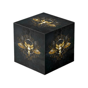 Cube Photo Crâne d'oiseau doré sur fond noir