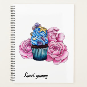 Cupcake avec crème bleue et pivoines roses