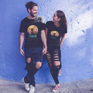 Curious pirate cat deciphers ancient mysteries T-Shirt