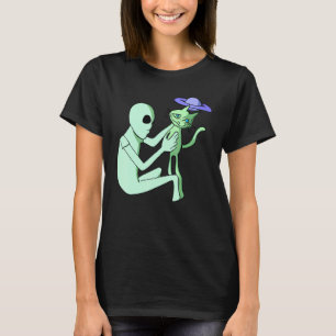 Cute Alien Petting A Cat For Cat Mom Dad Pet Cost T-Shirt