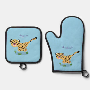 Cute baby cheetah running cartoon illustration oven mitt & pot holder set