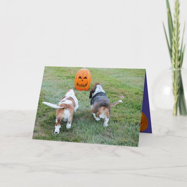 Cute Basset Hounds sur une drôle de carte d'Hallow (Devant)