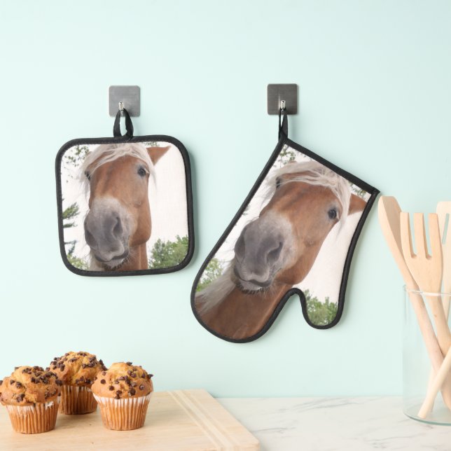 Cute Belgian Draught Horse Face  Oven Mitt & Pot Holder Set (Insitu(Hanging))