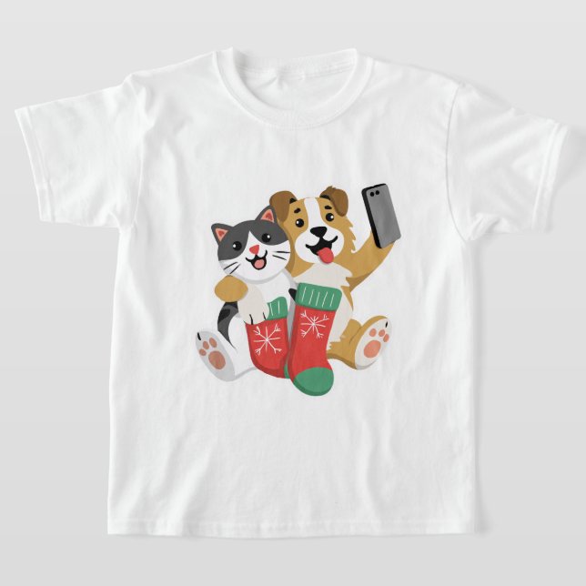 Cute Christmas Dog and Cat Selfie – Funny Holiday T-Shirt (Laydown)
