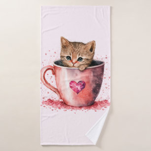 Cute Kitten dans un Teacup avec les coeurs