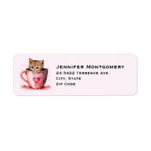 Cute Kitten dans un Teacup avec les coeurs