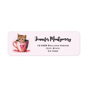 Cute Kitten dans un Teacup avec les coeurs