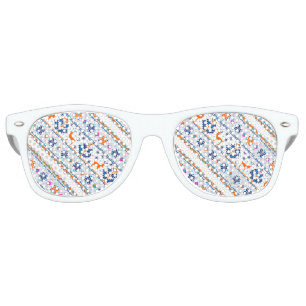 Cute seamless christmas ornament pattern retro sunglasses