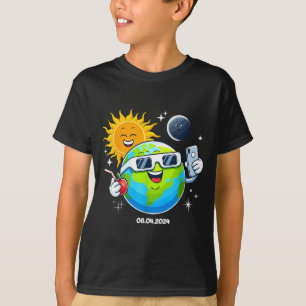 Cute Selfie Earth Moon Sun Funny Total Solar Eclip T-Shirt