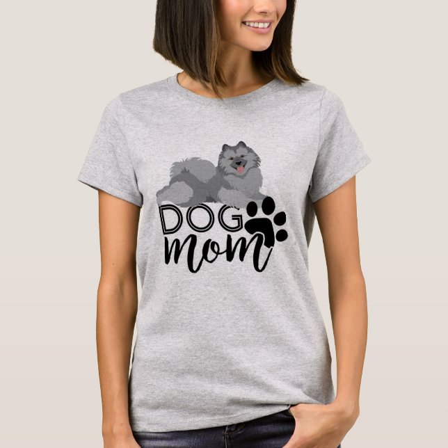 Cute Smiling Keeshond Dog Mom Graphic T-Shirt (Front)