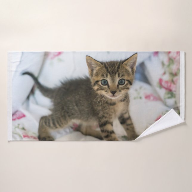 Cute Tabby Kitten À L'Air Surpris (Serviette de bain)