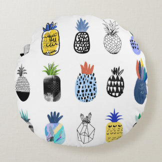 Cute textured pineapples, vintage collection. round pillow
