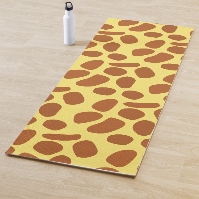 Cute yellow giraffe skin seamless pattern yoga mat (In Situ)
