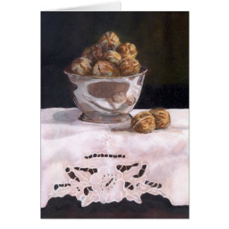 Cuvette argentée avec des noix