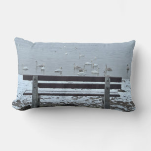 Cygnes, lac et un banc - coussin