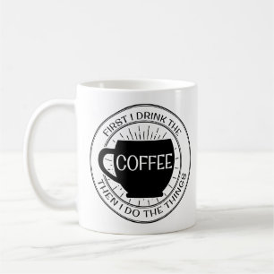 D'abord je bois du café alors que je fais la tasse