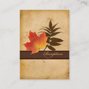 D'accompagnement Feuilles D'Automne Sur Une Carte De Boîtier Papier