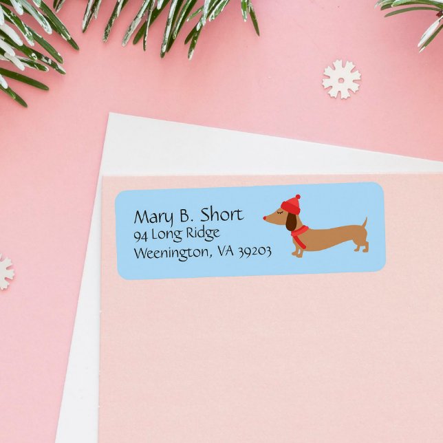 Dachshund Vacances d'hiver Retour Adresse Étiquett (Send cozy holiday wishes with our sweet return address label featuring a dachshund in a cap & scarf)
