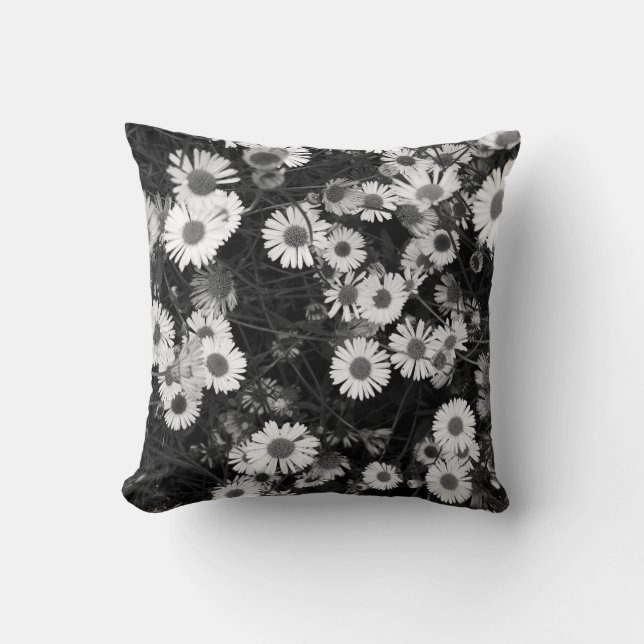 daisies throw pillow (Front)