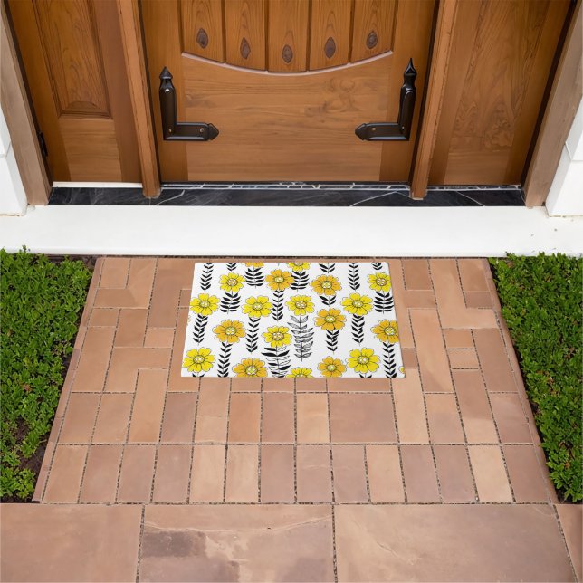 Daisy doodles  in yellow and black doormat (Outdoor)