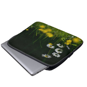 Daisy Dream: Beautiful Floral Nature Laptop Sleeve