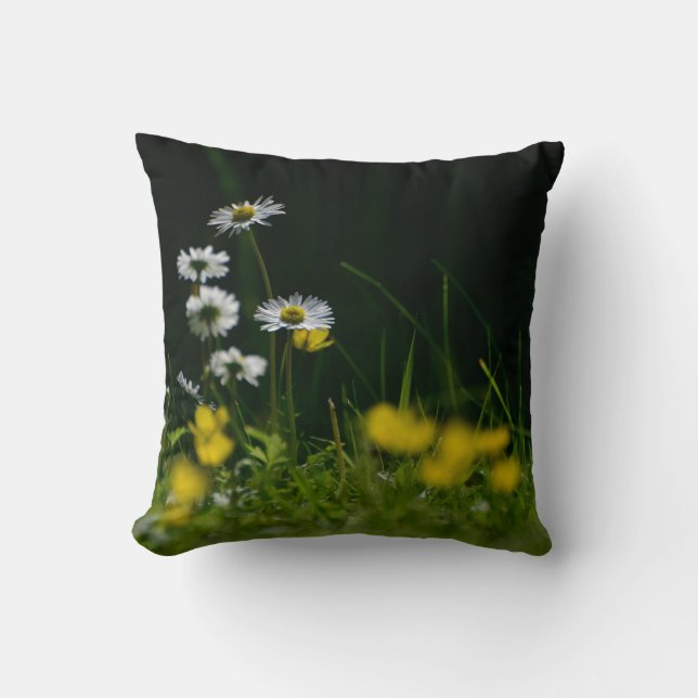 Daisy Dream: Beautiful Floral Nature Throw Pillow (Front)