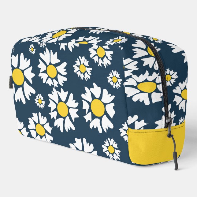 Daisy Pattern, Floral Pattern, White Daisies Dopp Kit (Right Corner)