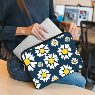 Daisy Pattern, Floral Pattern, White Daisies Laptop Sleeve