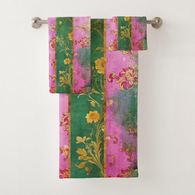 Damas Grunge Rose Sauvage - Serviette de bain (En situation)