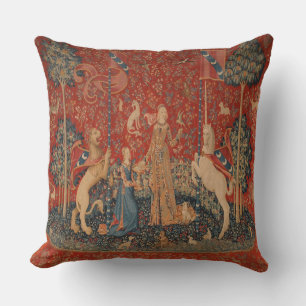 Dame a la licorne Pillow