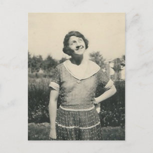 dame avec drôle look carte postale