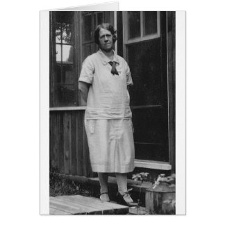 Dame des années 1920 debout à l'extérieur du bâtim