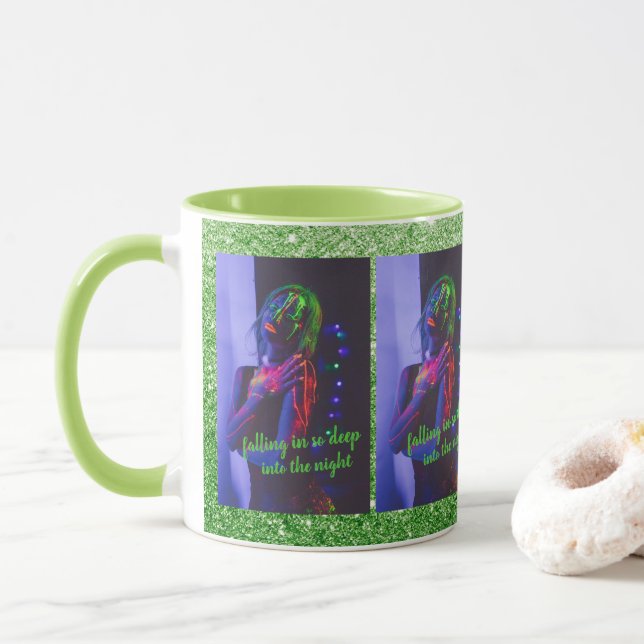 Dans la nuit (Arrière - plan vert) Café Mug (Avec donut)