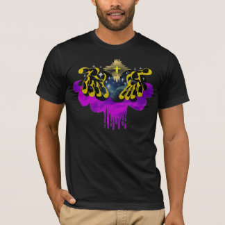 Dans son T-shirt de mains