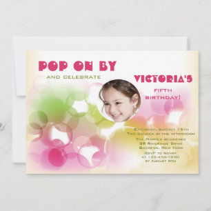 Dans une invitation d'anniversaire de photo de