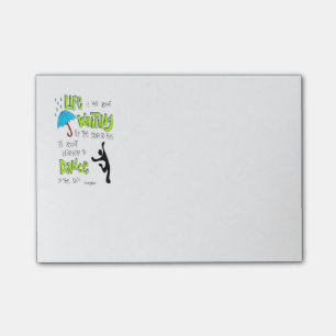 Danse dans les notes de post-it de pluie