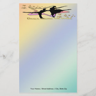 Danse parmi la papeterie d'étoiles