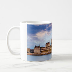 Das Parlamentsgebäude in Budapest an der Donau Kaf Coffee Mug